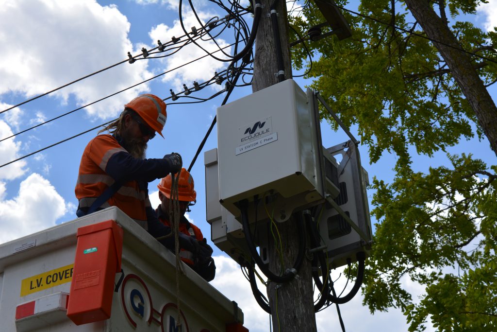 Installation of EcoJoule Energy’s EcoVAR unit by Endeavour Energy technicians